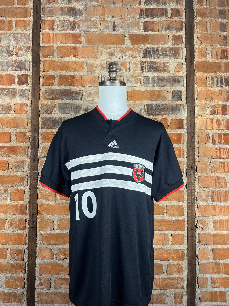 D.C. United Etcheverry #10 – Home – 2000 – L – (8/10)