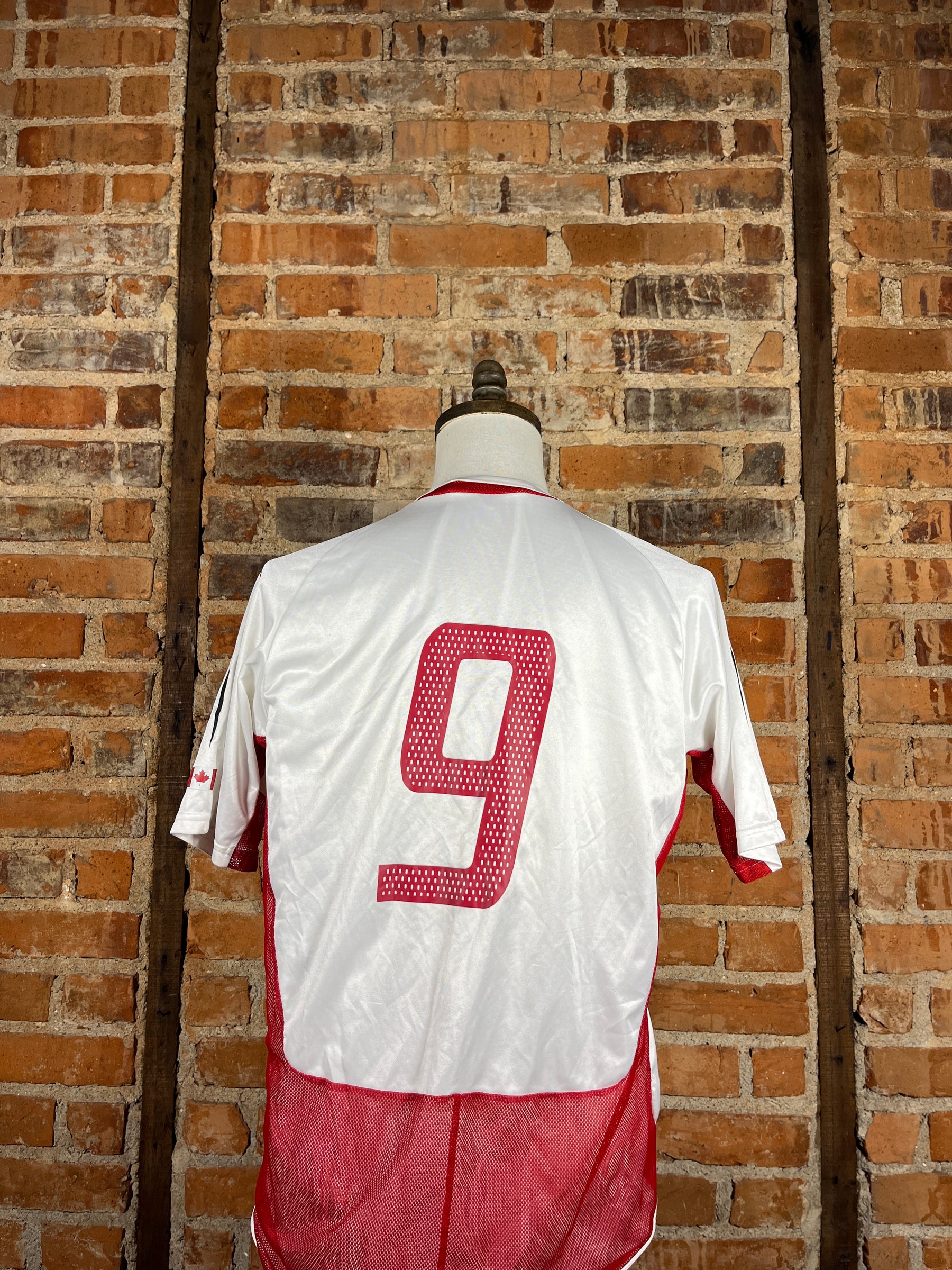 Canada #9 Match Worn/Issue – Away – 2005 – L – (8/10)