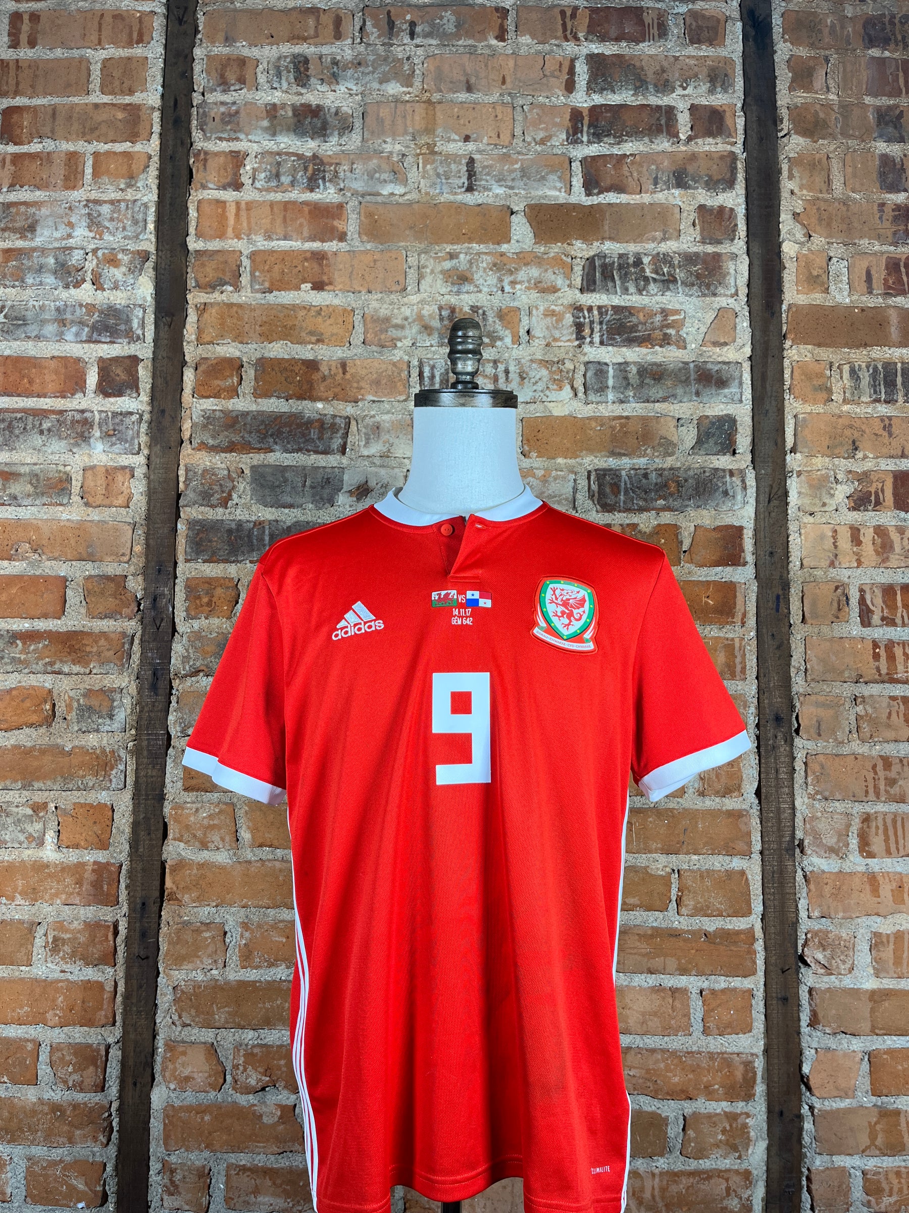 Wales #9 Vokes Match Worn/Issue – Home – 2017 – L – (8/10)