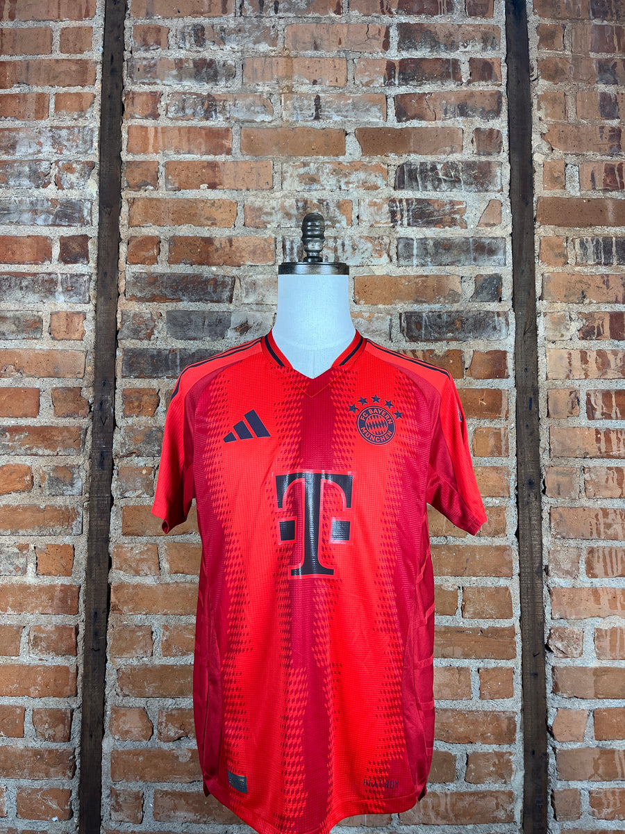 FC Bayern Munich #17 Boateng Signed – Home – 7/M – 2024 – (9/10)