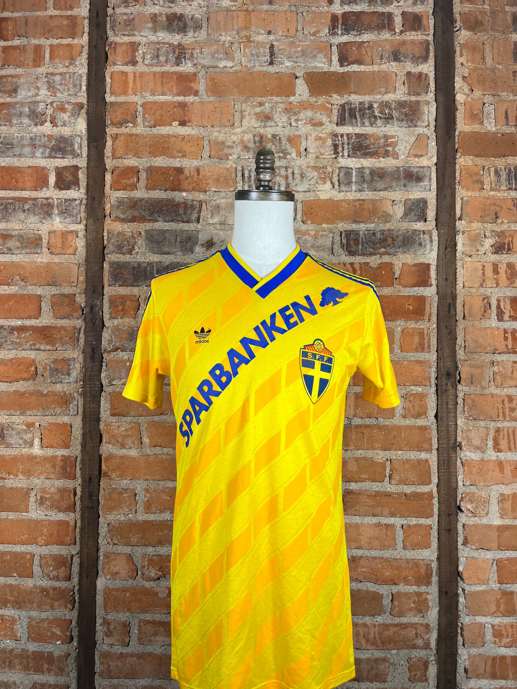 Sweden #11 Match Worn/Issue – Home – L – 1989 – (6/10)